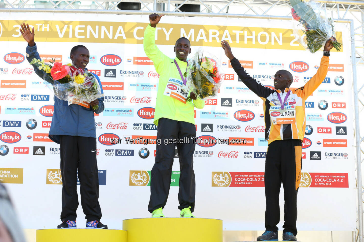 Henry Sugut (Mitte) und Geoffrey Ndungu (rechts) bei der VCM-Siegerehrung im Vorjahr. Elitefeld beim Vienna City Marathon verspricht Rekordkurs
Philipp Kimutai als Schnellster und Marathon-Newcomer Wilfred Kirwa Kigen fordern Streckenrekordhalter Henry Sugut. Sechs Läufer mit Bestzeiten von 2:07 oder schneller im Spitzenfeld
