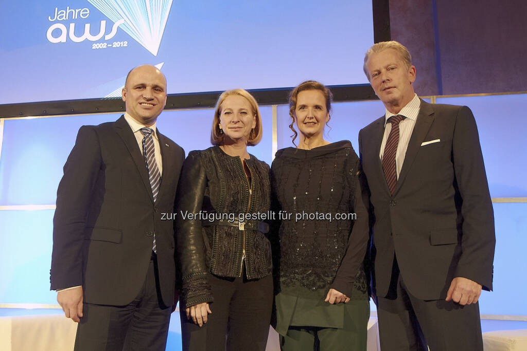 10 Jahre aws: Bernhard Sagmeister (Geschäftsführer aws), BM Doris Bures, Edeltraud Stiftinger (Geschäftsführerin aws), BM Reinhold Mitterlehner, © Austria Wirtschaftsservice Gesellschaft mbH/APA-Fotoservice/Preiss (15.12.2012) 