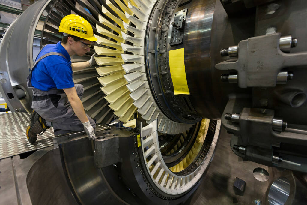 Mitarbeiter des Gasturbinenwerks Berlin legen den so genannten Läufer in das Turbinengehäuse ein.

, © Siemens AG (Homepage) (28.03.2014) 