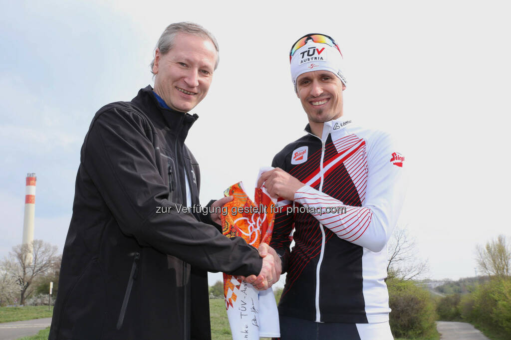 Lukas Klapfer übergibt sein Originaltrikot der Olympiade in Sotschi an Stefan Haas (links), CEO TÜV Austria, © TÜV Austria/Andreas Amsüss (29.03.2014) 