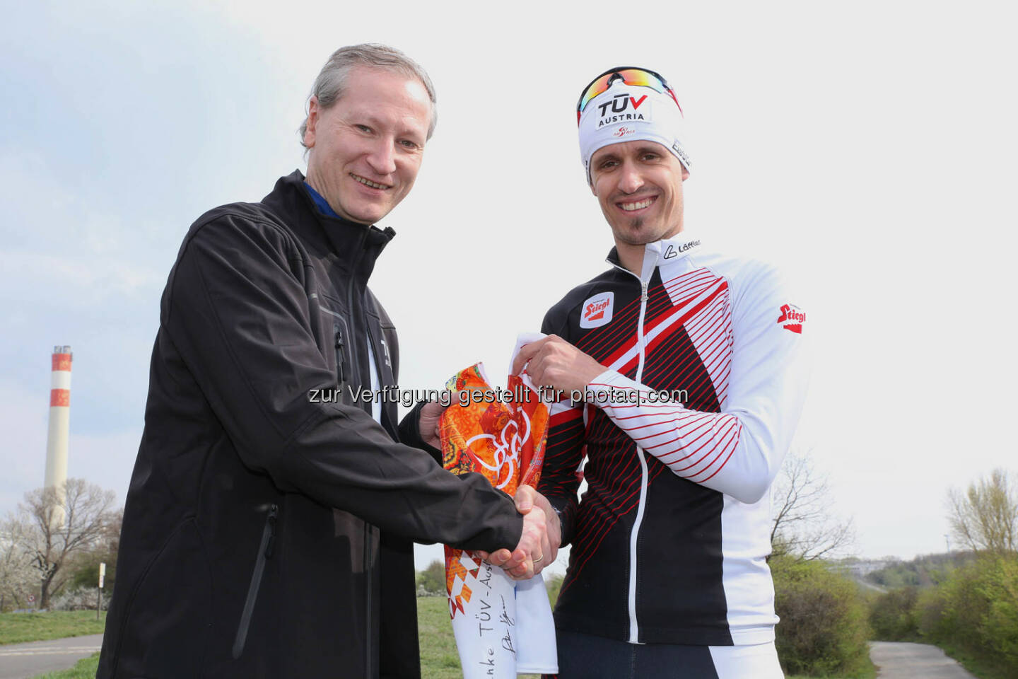 Lukas Klapfer übergibt sein Originaltrikot der Olympiade in Sotschi an Stefan Haas (links), CEO TÜV Austria