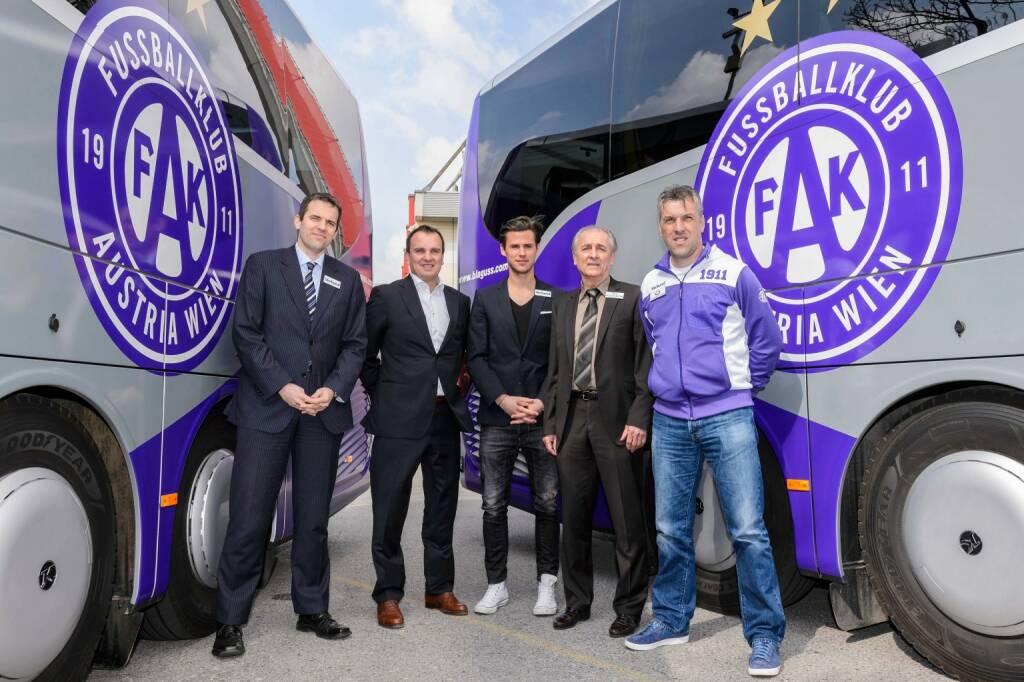 Manager Markus Kraetschmer, Paul Blaguss, Torhüter Heinz Lindner (FK Austria), Vorstand Thomas Parits, Trainer Herbert Gager: FK Austria Wien präsentiert die neuen Mannschaftsbusse der Fa. Blaguss) (C)  Bildagentur Zolles KG (29.03.2014) 