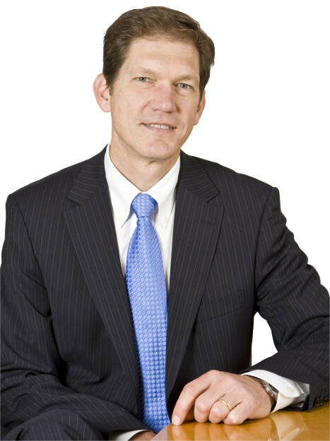 David Donora, Head of Commodities bei Threadneedle: „Insgesamt sind wir für die Entwicklung der Rohstoffpreise 2014 positiv gestimmt.“ Die Erholung in den entwickelten Märkten wird der Haupteinfluss auf die weltweiten Rohstoffpreise sein, während in den vergangenen Jahren der Aufstieg der Emerging Markets der Hauptantrieb war. So wird die US-Erholung für eine steigende Benzinnachfrage und damit für eine stärkere Nachfrage nach Rohöl sorgen. „Daher übergewichten wir aktuell Crude Oil.“ Die Preise für Natural Gas (Schiefergas) in den USA werden stabil bleiben. Basismetalle würden im Jahr 2014 ihre Schwäche weitgehend behalten, ein starker Dollar schwächt hingegen die Goldnachfrage.„Die günstigen Ressourcenpreise legen den Grundstein für globale Erholung und letztendlich auch wieder höhere Preise“, so Donoras Einschätzung., © Aussendung (01.04.2014)