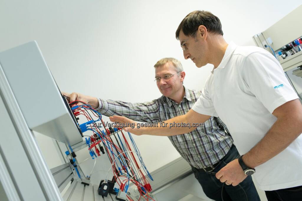 Festo Trainer begleitet Lehrer, &copy; Martina Draper für Festo (02.04.2014) 