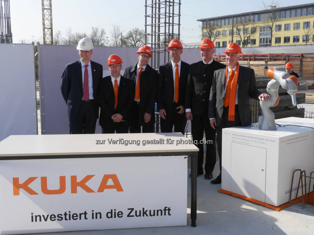 Jochen Keysberg, Vorstandsmitglied der Bilfinger SE; Michael Wombacher, Leiter des Bauprojektes bei Kuka; Peter Mohnen, CFO der Kuka AG; Till Reuter, CEO der Kuka AG; Kurt Gribl, Oberbürgermeister der Stadt Augsburg; Bernd Minning, Aufsichtsratsvorsitzender der Kuka AG: Kuka feierte die Grundsteinlegung eines neuen Entwicklungs- und Technologiezentrums am Standort Augsburg. (02.04.2014) 