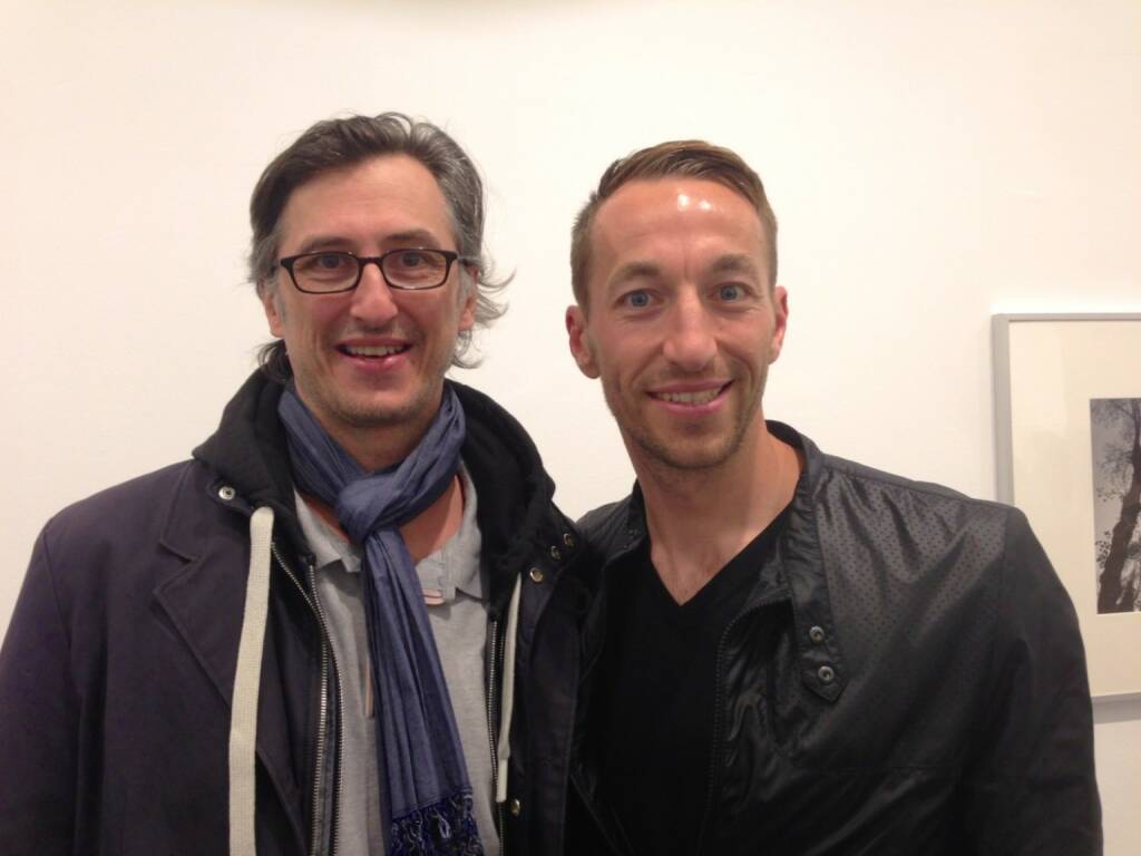 Josef Chladek trifft Manuel Ortlechner im Ostlicht bei der Teller/Araki Vernissage (seitlich an der Wand Araki) - und quatschen über http://josefchladek.com , Fotografie, Bücher - und natürlich über Fussball und die Austria! (04.04.2014)