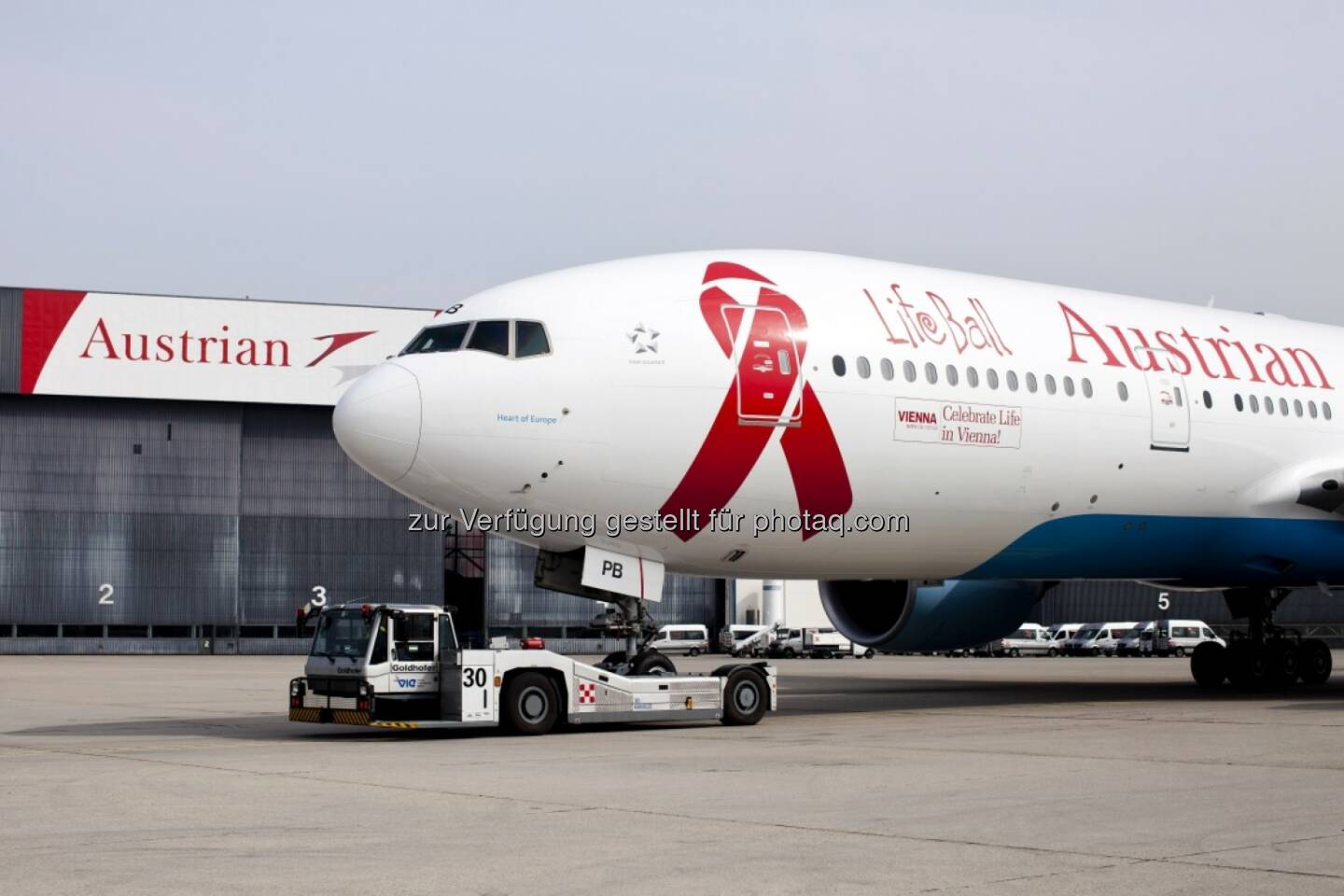 Austrian Airlines hebt mit Life Ball Flieger ab, speziell für den Life Ball 2014 wurde eine Boeing 777 gebrandet. Die Ankunft der prominenten Life Ball Gäste dann am 30.05.2014 aus New York (Bild: Austrian Airlines)