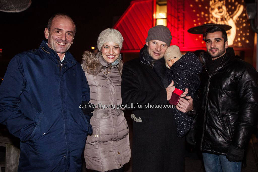 Günther Haas, Diana Lueger, Alexander Knechtsberger (mit seiner sieben Monaten alten Tochter Rosa Lou), Slobodan Rakic (v.l.), © DocLX Holding (15.12.2012) 