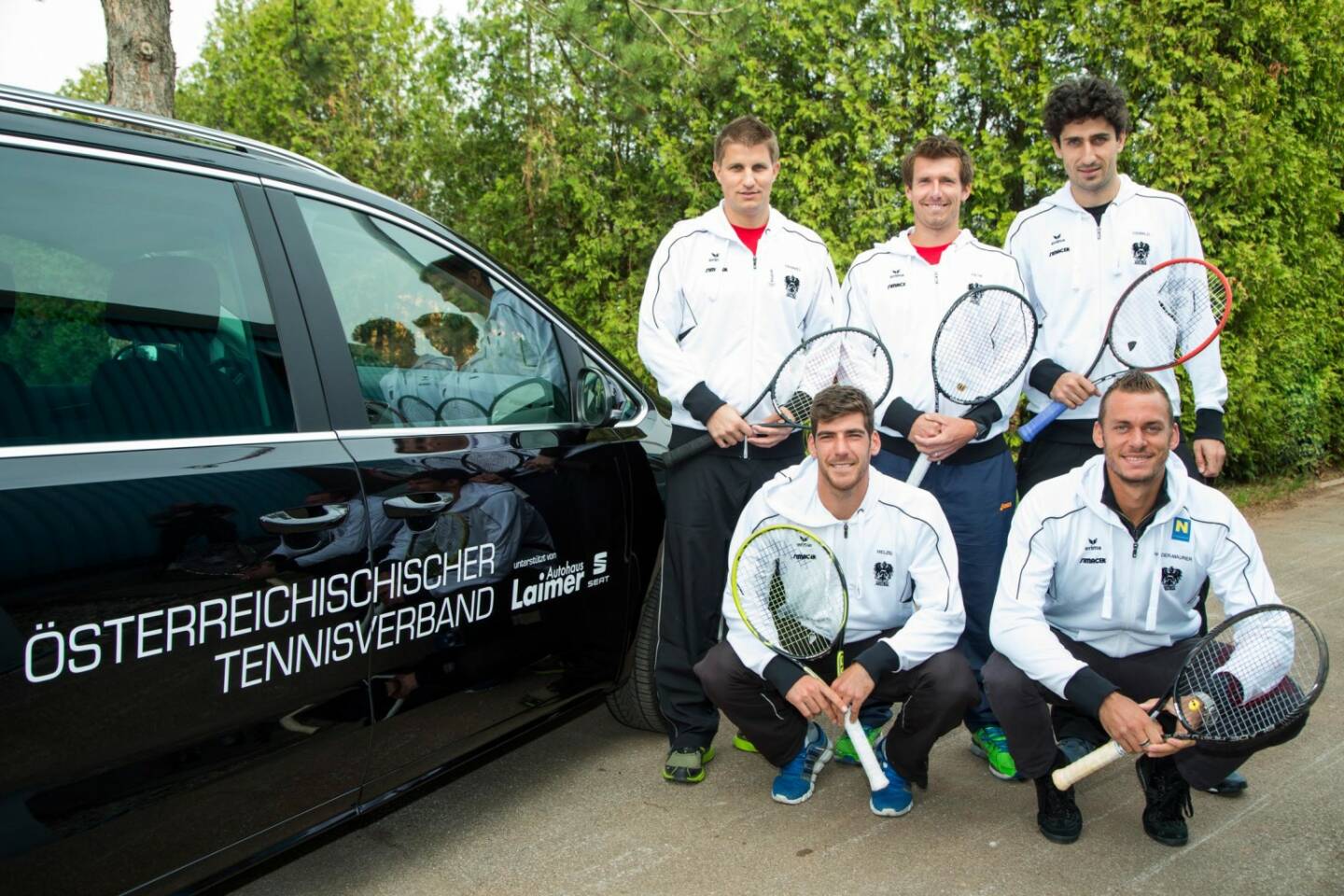 Vorne Gerald Melzer, Andreas Haider-Maurer, hinten von links: Davis Cup-Captain Clemens Trimmel, Alexander Peya, Philipp Oswald - das Simacek Austrian Davis Cup-Team mit Seat von Autohaus Laimer: Im Rahmen einer neuen Kooperation des ÖTV (Öst. Tennisverband) mit dem Autohaus Laimer wurden dem Verband vier Autos der Marke Seat zur Verfügung gestellt. Erstmals kamen die Fahrzeuge am Wochenende beim Davis Cup in Bratislava zum Einsatz (c) Aussendung