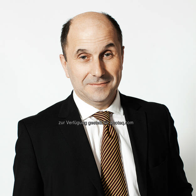 Peter Untersperger (Lenzing) zum Thema Digitalisierung für http://boerse-social.com/2014/04/09/jedes_unternehmen_braucht_heute_eine_digitale_vision : Cloud Computing-, Mobile- und e-Commerce-Technologien nehmen einen immer bedeutenderen Stellenwert in der Automatisierung und Standardisierung von Warenwirtschaftsprozessen ein und unterstützen unsere Aktivitäten zur Erhaltung der Wettbewerbsstärke in unserer Branche. Ich sehe außerdem viel Potenzial in der Nutzung digitaler Technologien, wie Social Media, in Ergänzung bekannter Kommunikationsmedien wie eMail etc., weil damit auch die uns namentlich nicht bekannte Masse von interessierten Menschen adressiert werden kann und damit einen wertvollen „Feedback-Kanal“ für unsere Organisation geschaffen wird. (Bild: Markus Renner / Electric Arts) (09.04.2014) 