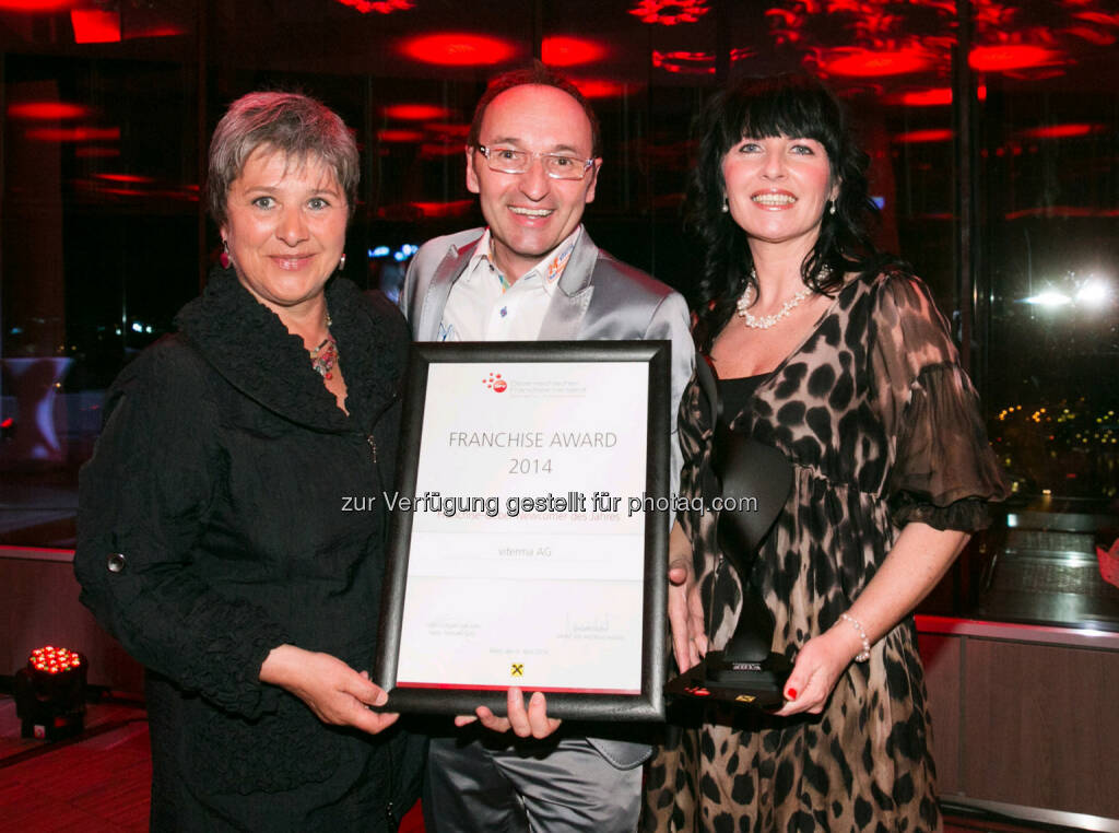 Waltraud Martius (Syncon) mit Klaus Gföhler und Irene Ensinger (beide Viterma) feierten die Verleihung des Österreichischen Franchise-Awards  (Bild: Syncon), © Aussendung (09.04.2014) 