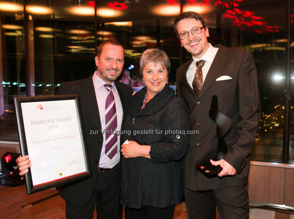 Waltraud Martius (Syncon) mit Herbert (l.) und Marco Fitz (Gründer und Geschäftsführer des Vorarlberger Franchise-Gebers Viterma) Franchise-Newcomer des Jahres (Bild: Syncon), © Aussendung (09.04.2014) 