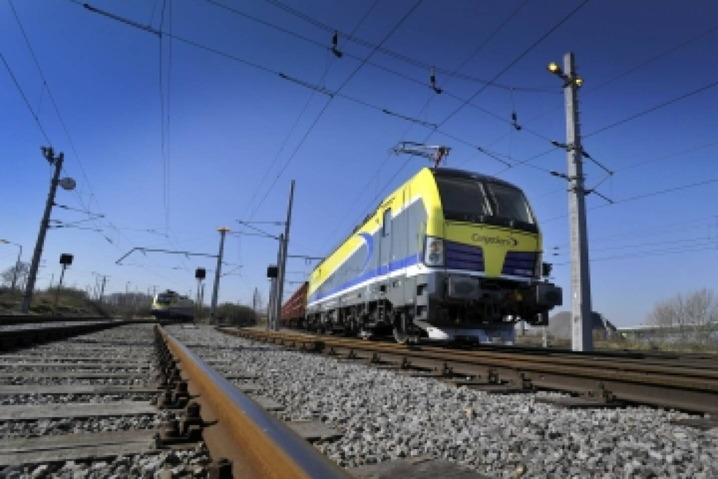 Siemens schließt mit der Logistik Service GmbH (LogServ) einen Fünfjahresvertrag über die Wartung und Instandhaltung der Elektrolokomotiven aus der Baureihe Vectron für den neuen Wartungsstützpunkt Linz ab.