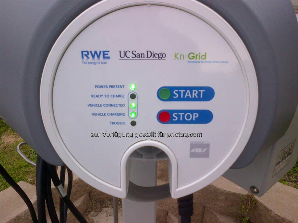 Einweihung des ersten RWE-Ladesystems in den USA - RWE Smart-Charging auf dem Universitäts-Campus in San Diego. Start Stop (Foto: RWE) (10.04.2014) 