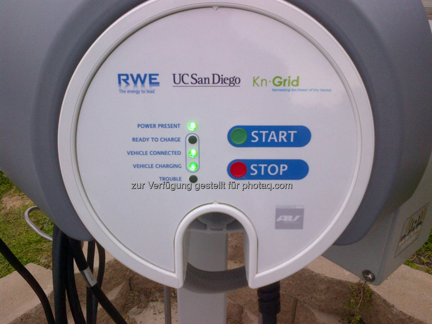 Einweihung des ersten RWE-Ladesystems in den USA - RWE Smart-Charging auf dem Universitäts-Campus in San Diego. Start Stop (Foto: RWE)