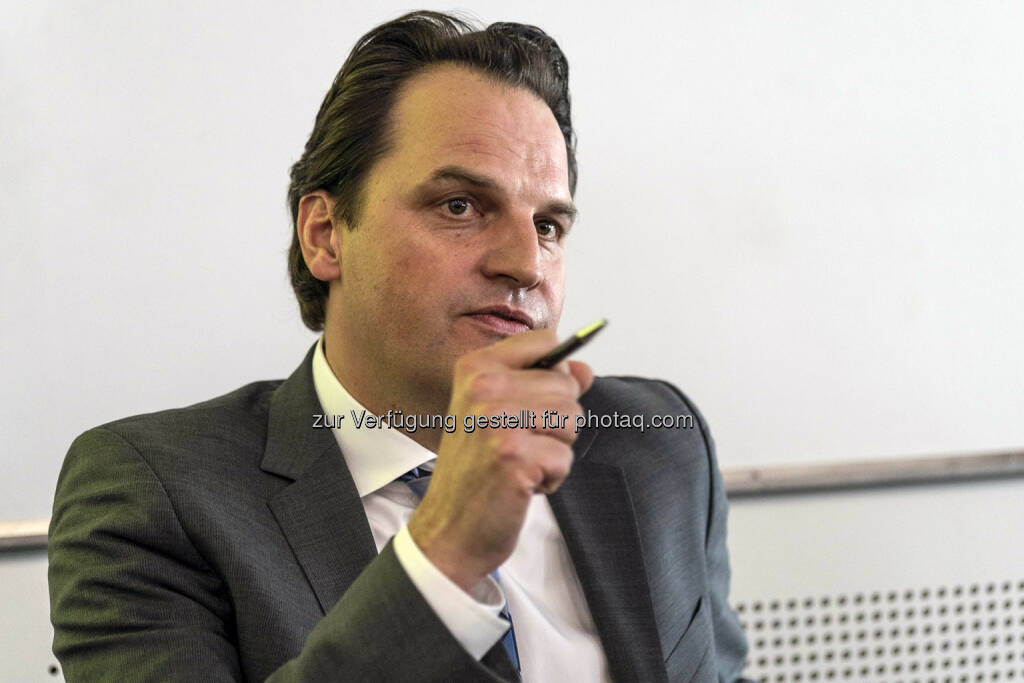 Diskussionsrunde mit Wirtschaftskorrespondent Jens Korte (Bild: Messe Stuttgart) (11.04.2014) 