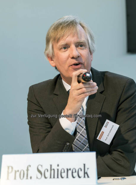 Dirk Schiereck während seines Vortrages auf der Aktionsbühne der Verlagsgruppe Handelsblatt (Bild: Messe Stuttgart) (11.04.2014) 