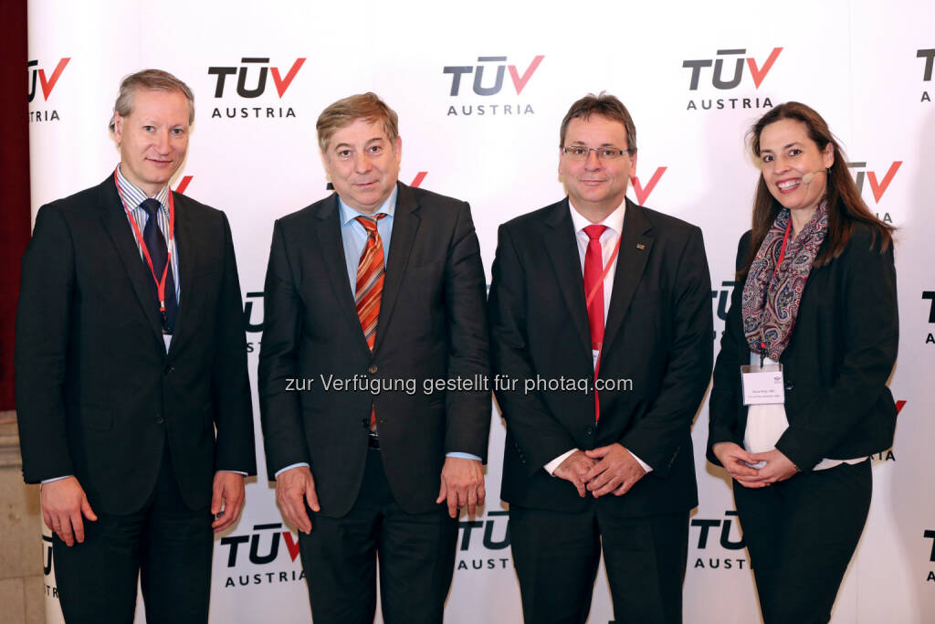 Stefan Haas, (CEO TÜV Austria), Kurt Stürzenbecher (Abgeordneter zum Wiener Landtag und Gemeinderat, SPÖ),  Thomas Maldet (Leiter TÜV Austria Aufzugstechnik), Nicole Rotter (TÜV Austria Akademie): Der Aufzug ist das sicherste Verkehrsmittel der Welt, wir benutzen ihn ganz selbstverständlich, aber er ist nicht selbstverständlich das sicherste Verkehrsmittel der Welt, resümierte Ing. Thomas Maldet (Bild: Nina Munk/TÜV Austria) (11.04.2014) 