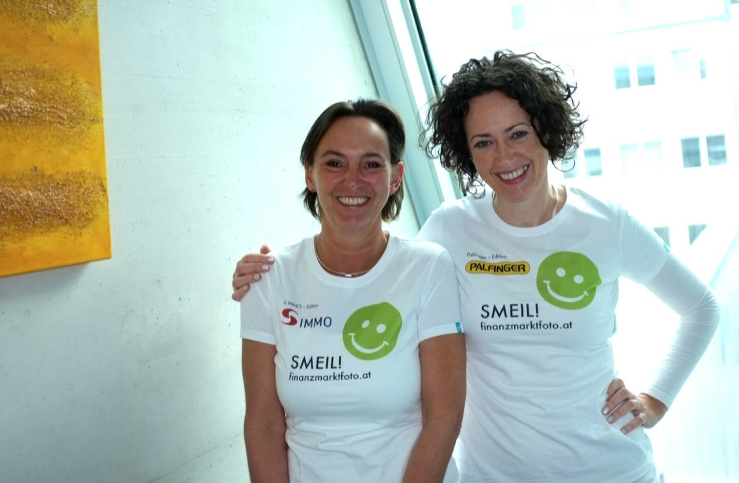 susannelederer.com Smeil: Alexandra Bolena, Susanne Lederer (Shirts in der S Immo-bzw. Palfinger-Kollektion)