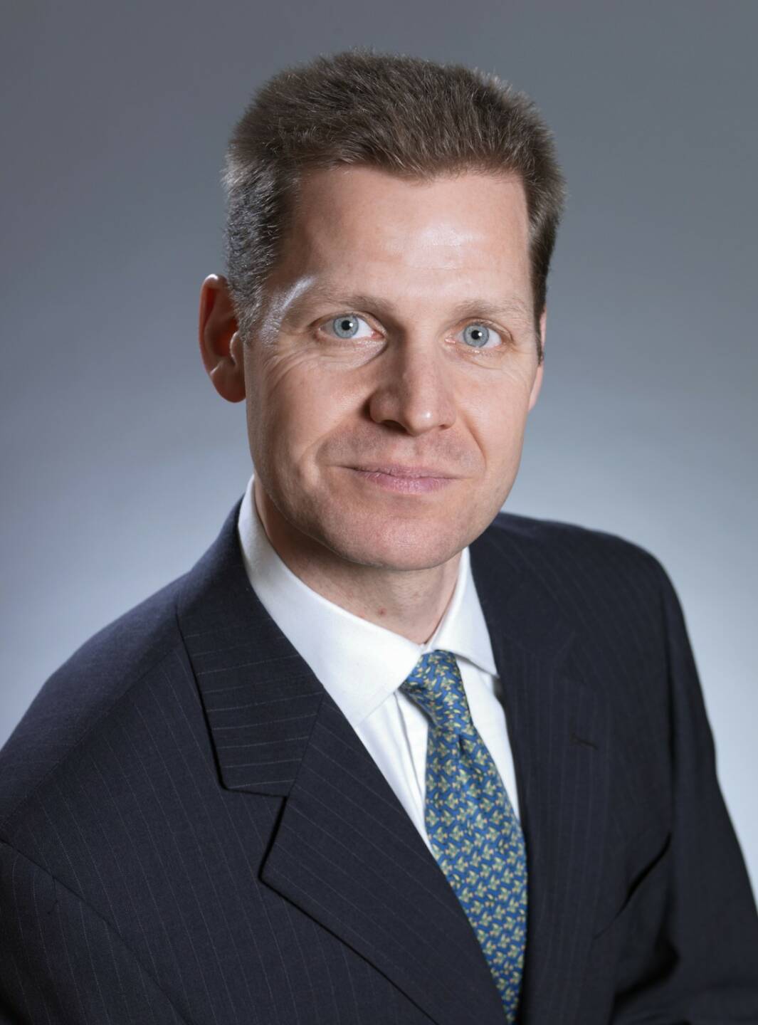 Andy Howse, Leiter des Anleiheteams von Fidelity Worldwide Investment in London, beurteilt die Aussichten für den Rentenmarkt: Von US-Treasuries sind 2014 kaum noch Erträge zu erwarten. In Europa sind die Staatsanleihen der Peripherieländer sehr gut gelaufen und werden noch immer gut vom Markt angenommen - wie die erfolgreiche Platzierung der neuen Griechenlandanleihe jüngst zeigte. Angesichts der sich langsam erholenden Konjunktur und der allmählichen Reformmüdigkeit, die in den südeuropäischen Staaten festzustellen ist, wird nun der Spielraum für eine weitere Einengung des Renditeabstands von Peripherie-Bonds zu Bundesanleihen geringer. Ich bevorzuge deshalb – und auf Grund weiterer potenzieller quantitativer Maßnahmen der Europäischen Zentralbank – Staatsanleihen aus den Kernstaaten der Eurozone. (c) Aussendung