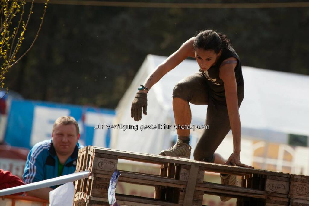 Suzan Aytekin, Journalistin, Lifestyle-Expertin beim Jump Gatsch Enten Crosslauf in Großmeiseldorf, © Andreas Kalchbrenner, Onzoone MediaCommunications GmbH (14.04.2014) 