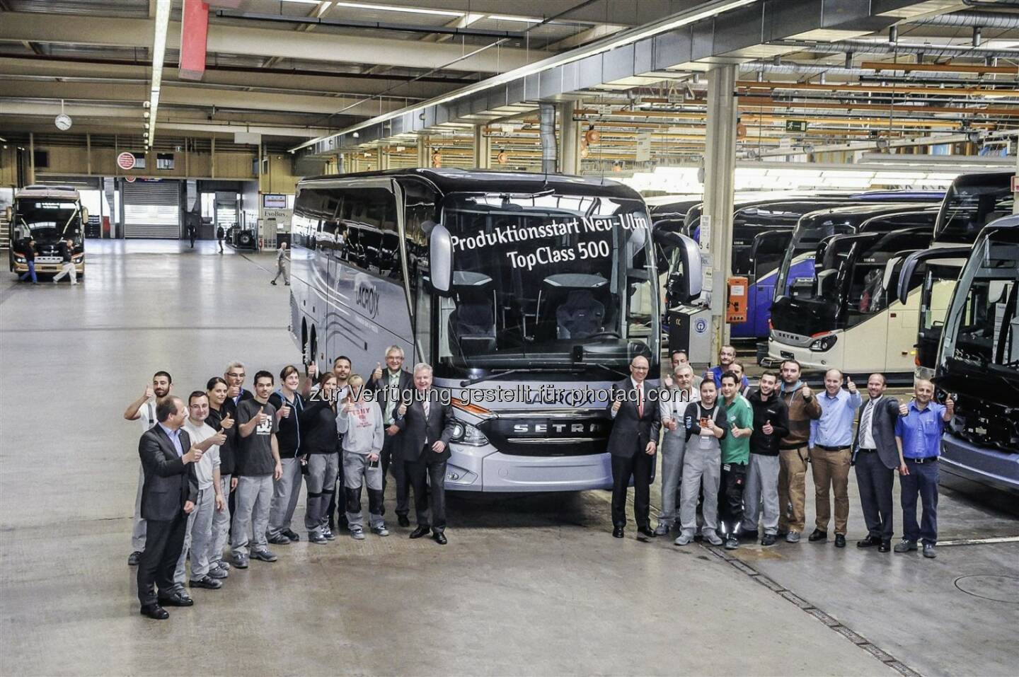 Daimler Buses staret im EvoBus Werk Neu-Ulm die neue Setra TopClass 500 (Bild: Daimler)