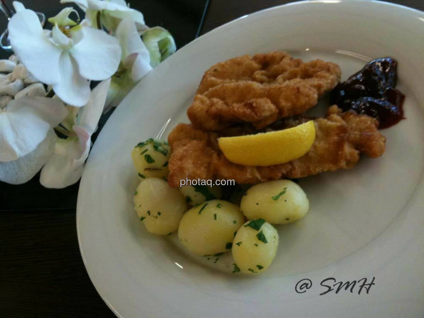 Michael Fischer Mittwoch, 10.4.2014, die 6stündige Anwesenheit am Verbund-HV-Buffet begann mit Kipferln und Kaffee. Danach folgten alle möglichen Brötchen, unter denen ich die Thunfischbrötchen besonders hervorheben möchte, Schnittkäsebrötchen waren auch sehr gut. Hauptspeise stand zur Auswahl: Entweder Schnitzel (leider unterschiedliche Größe, manche hatten mehr Glück, andere hatten weniger Glück) ...