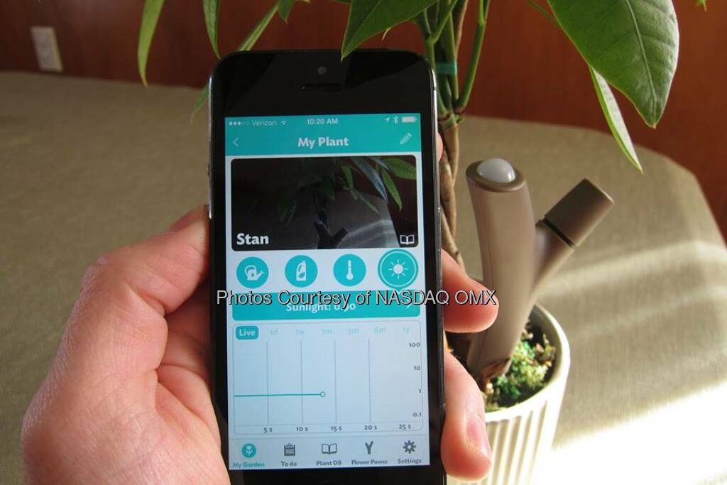 Don't have a green thumb? No worries, @Parrot has created a device that monitors light levels, water and soil nutrients, helping you keep your plants alive and well. 

http://bit.ly/1mwyE1J  Source: http://facebook.com/NASDAQ (21.04.2014) 