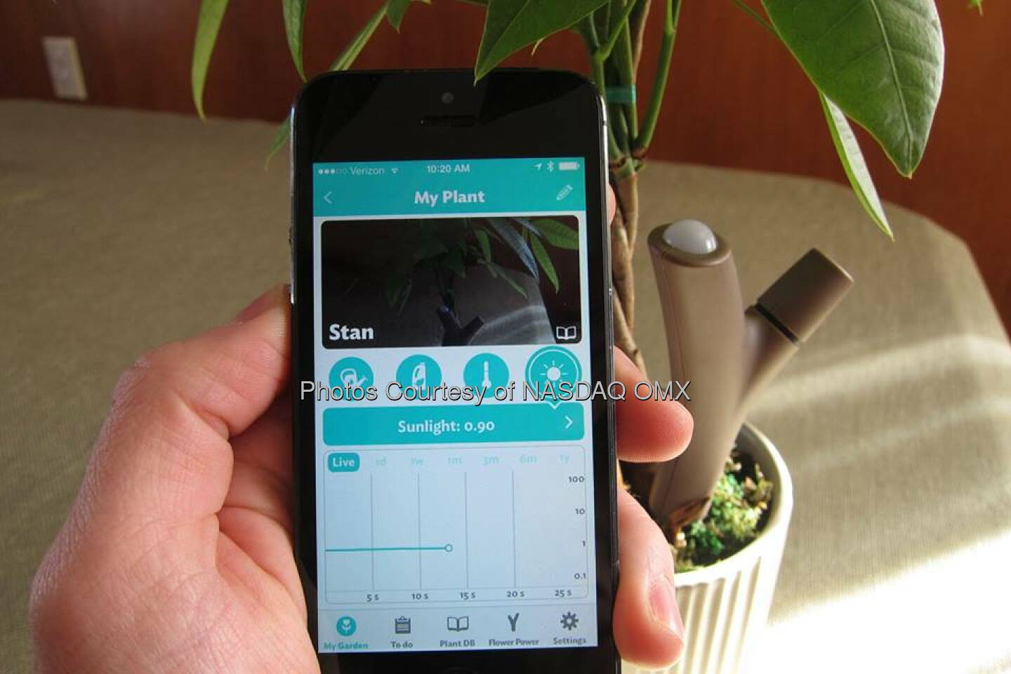 Don't have a green thumb? No worries, @Parrot has created a device that monitors light levels, water and soil nutrients, helping you keep your plants alive and well. 

http://bit.ly/1mwyE1J  Source: http://facebook.com/NASDAQ