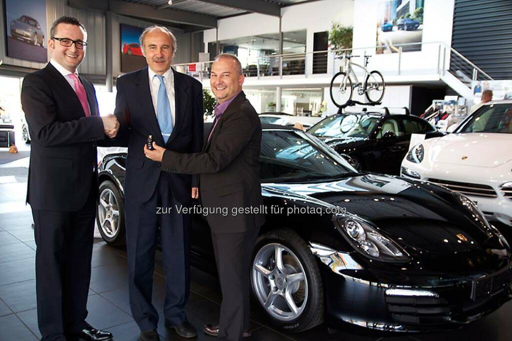 Die Börse Frankfurt Zertifikate AG gratuliert dem Sieger der dritten Trading Masters Staffel und wünscht Ihm viel Spass mit seinem fabrikneuen Porsche Boxster.  Source: http://twitter.com/zertifikateboersefra, © Aussendung (22.04.2014) 