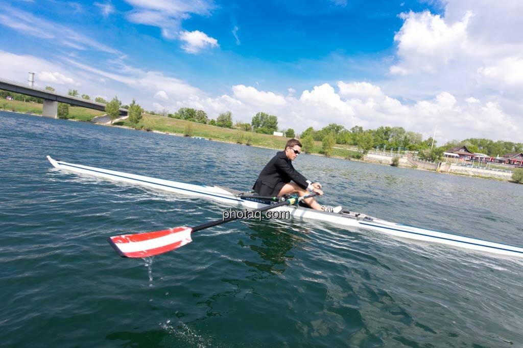 Gerald Pollak, Rudern im Sakko, Steinspornbrücke, rot-weiss-rot, © finanzmarktfoto.at/Martina Draper (27.04.2014) 