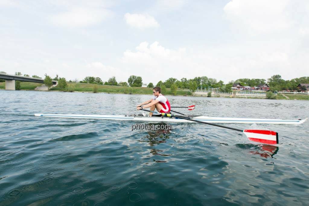 Power, Ruhe, Wasser, rot-weiss-rot, © finanzmarktfoto.at/Martina Draper (27.04.2014) 