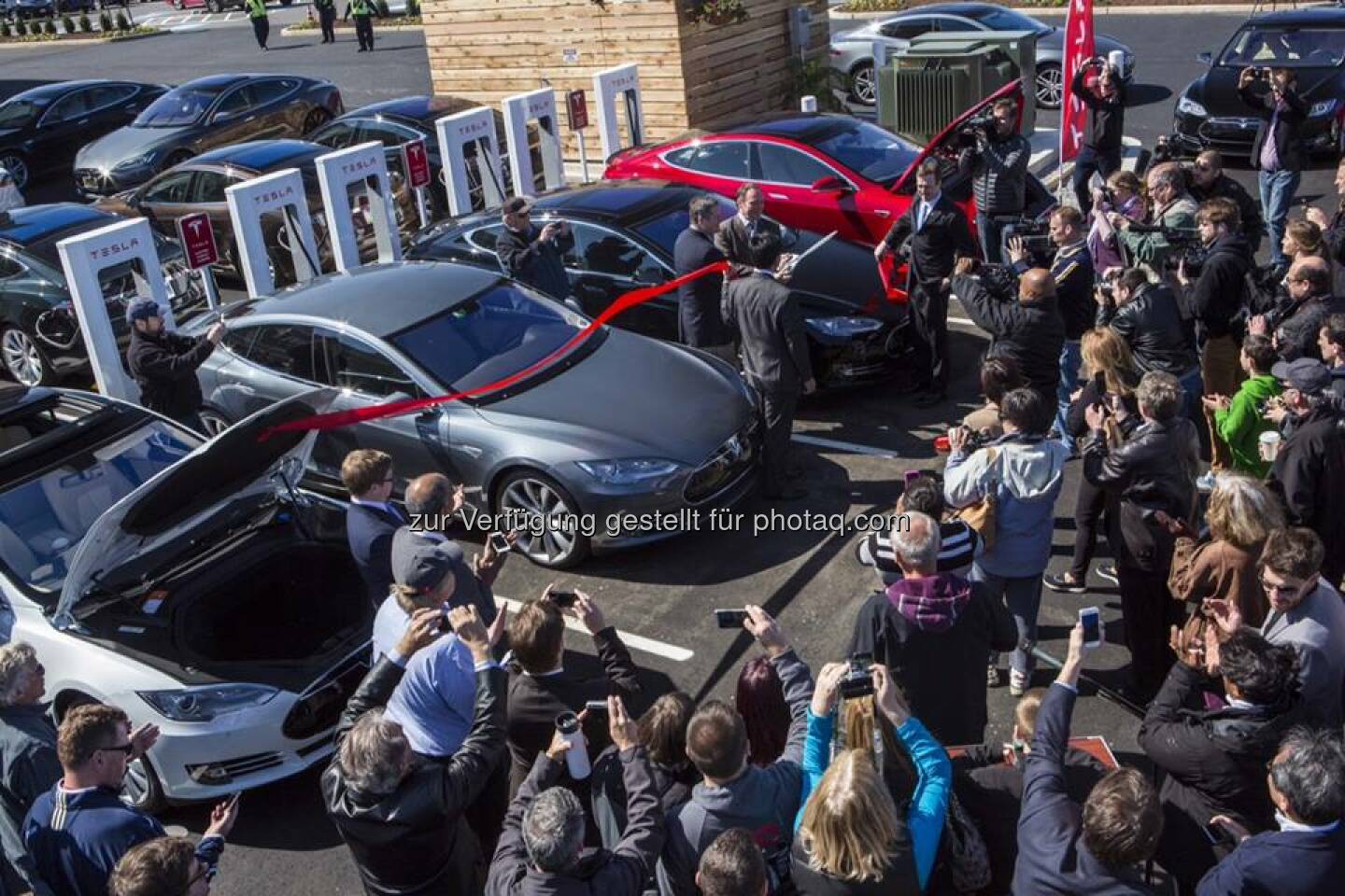 Tesla feiert den 100. Supercharger: Thank you to everyone who came out to celebrate the 100th Supercharger and supported Tesla. If you weren’t able to make it, take a look at these photos from the event:  Source: http://facebook.com/teslamotors 