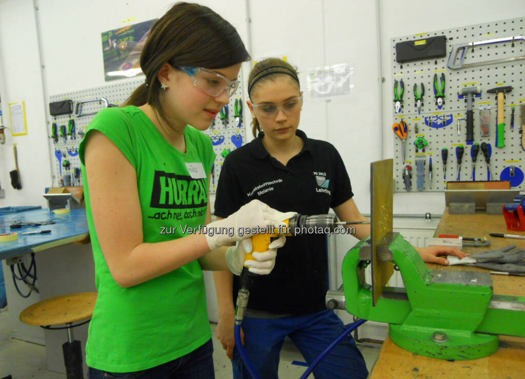 Girls Day bei FACC - Am 24. April waren zwölf Mädchen beim oberösterreichischen Unternehmen zu Gast, um Einblicke in den Beruf der Konstrukteurin zu gewinnen. Vorarbeiterin Katrin Maier zeigt, dass Frauen in der Technik keine Türen verschlossen bleiben. Bohrmaschine, Werkzeug (Bild: FACC) (29.04.2014) 