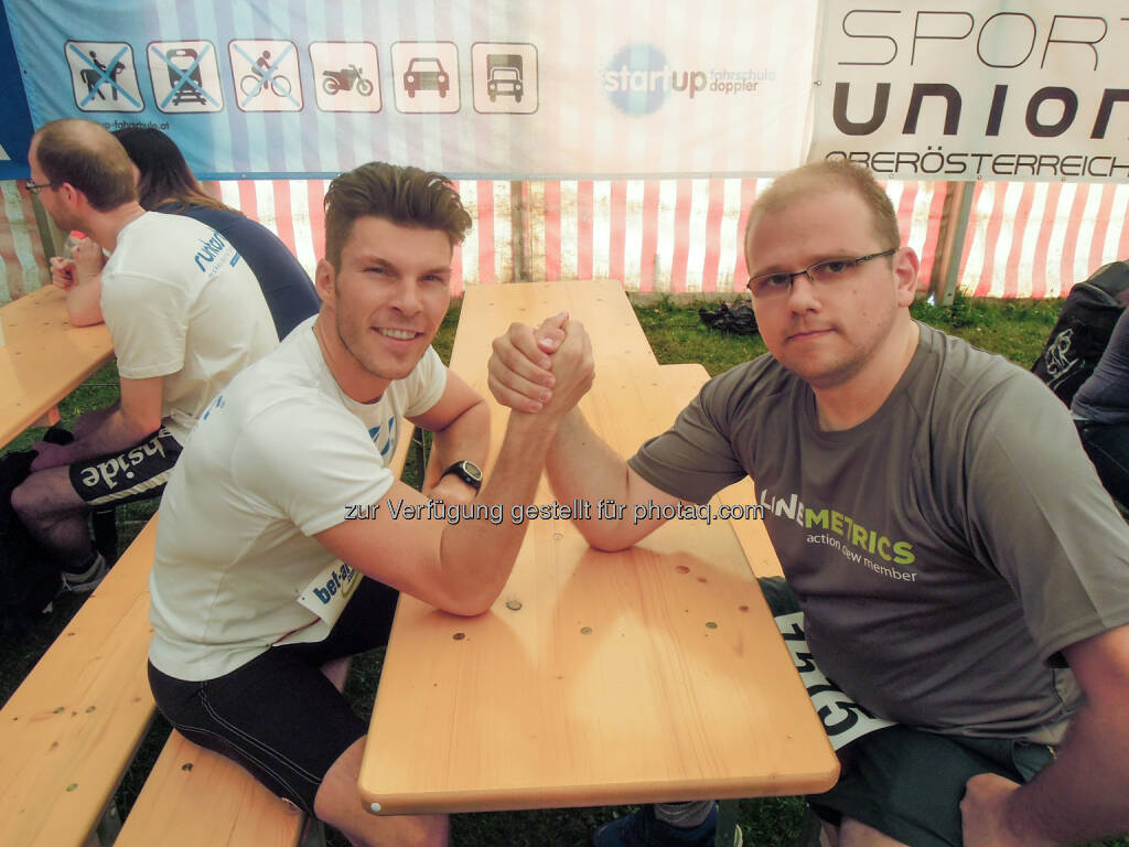 Runtastic-Gründer Florian Gschwandtner und LineMetrics-CMO Wolfgang Hafenscher nach einem Laufevent in Linz. Das Fotosetup haben die beiden, frisch informiert über die Top-Plätze beim UPside award, selbst in die Hand genommen. Es war ein Kräftemessen auf hohem Niveau. (01.05.2014) 