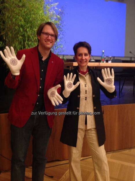 Helping Hands: Vorstandsvorsitzende Infineon Technologies Austria Sabine Herlitschka mit Marc Germeshausen (Bild: Round Table Austria) (03.05.2014) 