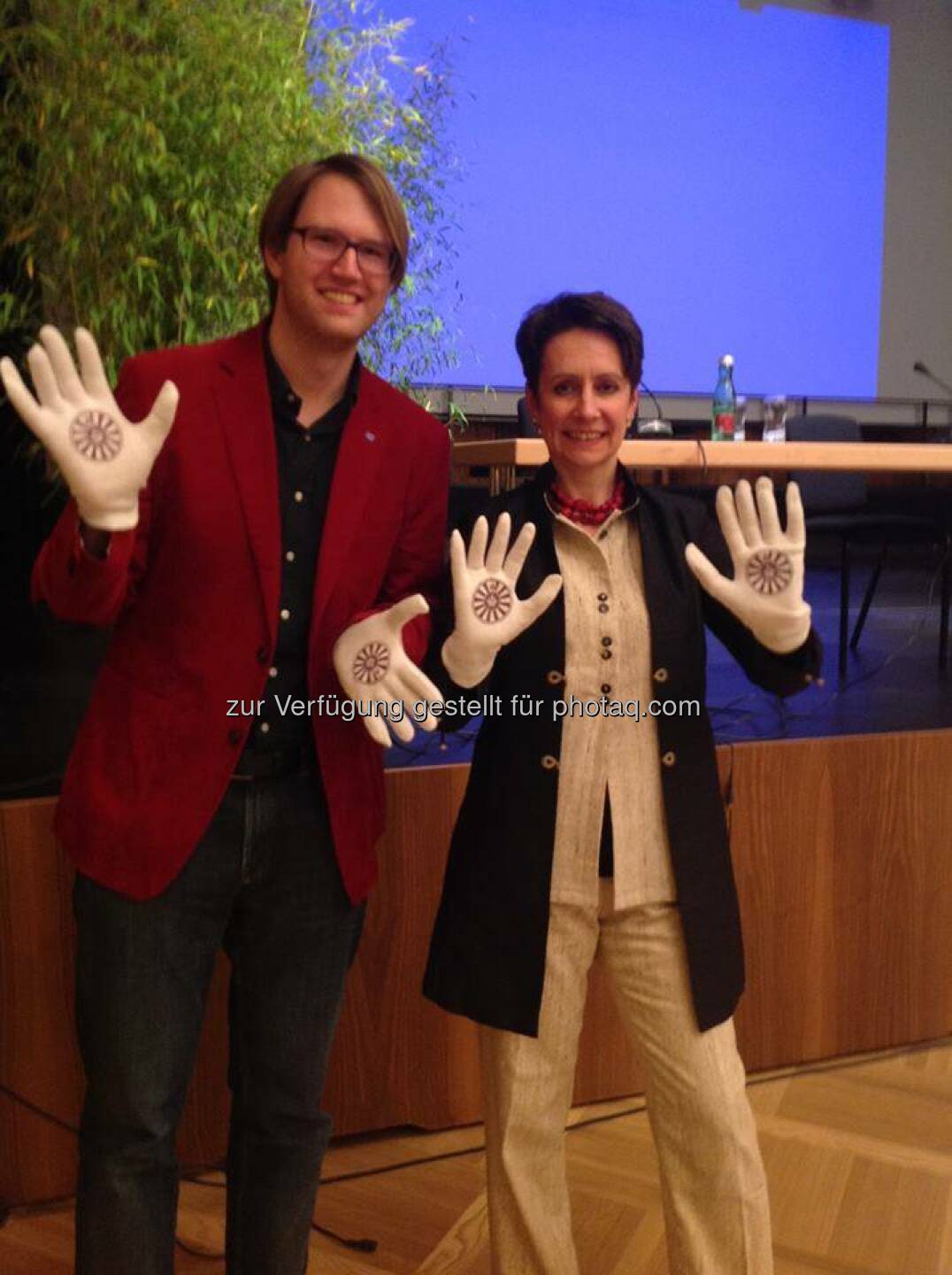 Helping Hands: Vorstandsvorsitzende Infineon Technologies Austria Sabine Herlitschka mit Marc Germeshausen (Bild: Round Table Austria)
