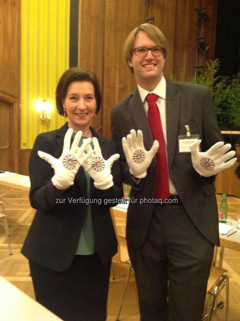 Helping Hands: Bundesministerin für Bildung und Frauen, Gabriele Heinisch-Hosek mit Marc Germeshausen (Bild: Round Table Austria) (03.05.2014) 