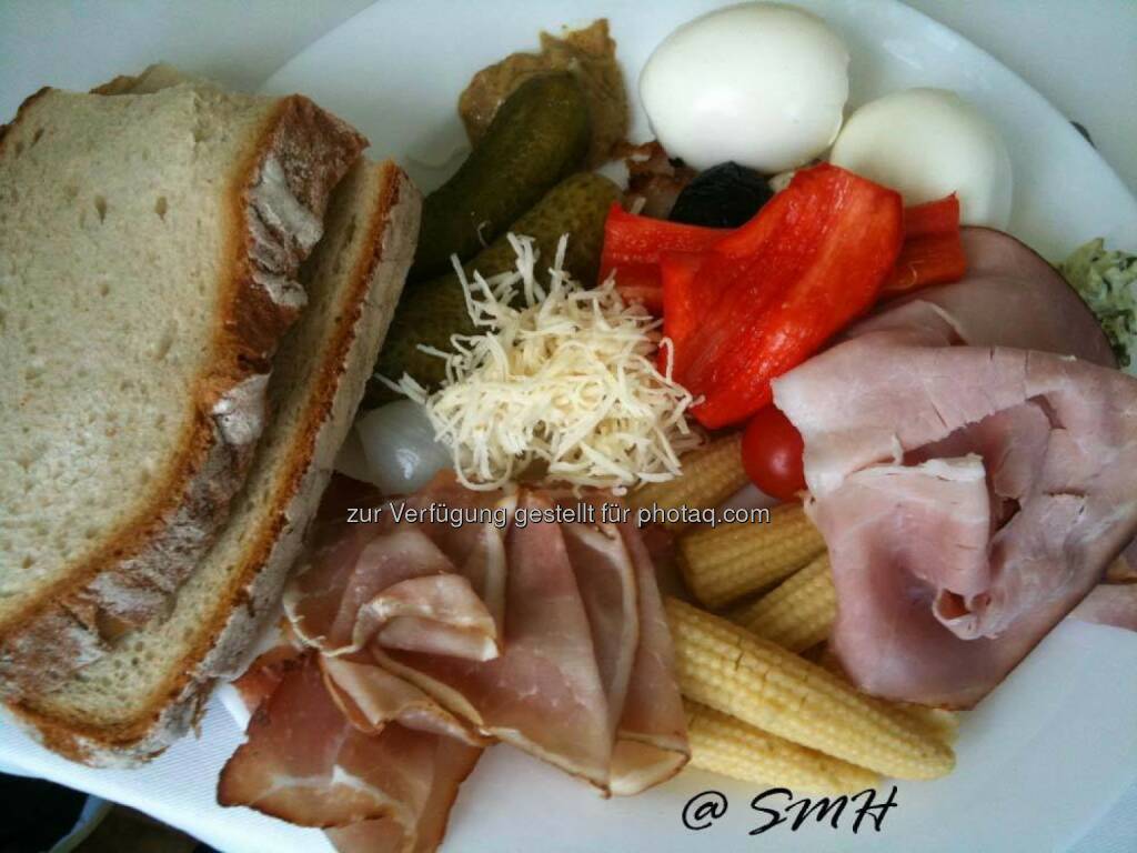 Hach, das Brot war so gut! Alles haben sie aus dem Südburgenland mitgebracht, die vom Catering Seybold (Markt Allhau). Logistisch wohl nur möglich, weil der Ort gleich neben der Südautobahn liegt. Trotzdem ein weiter Weg., © Michael Fischer (04.05.2014) 