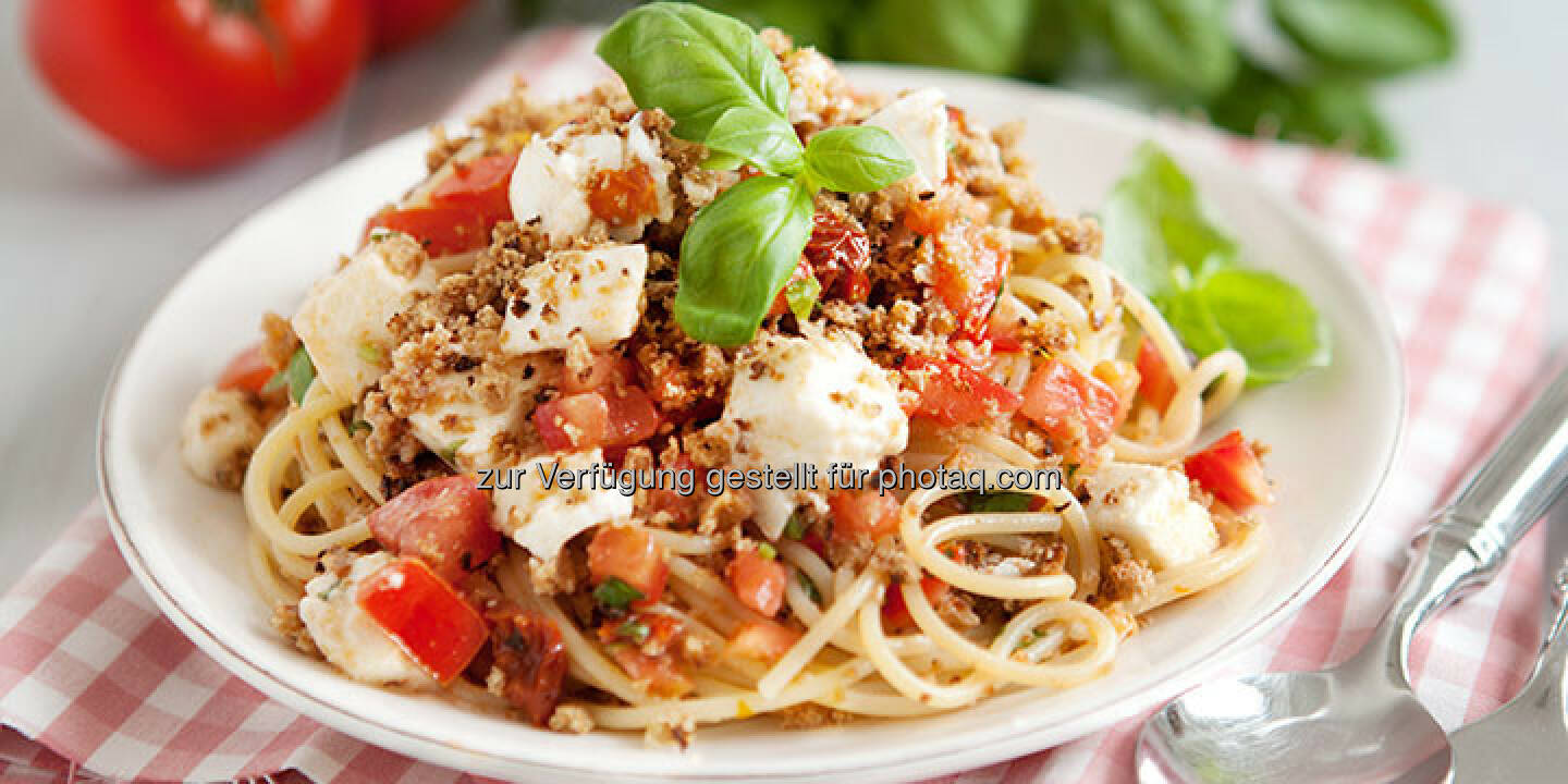 Rustikale Pasta mit Mozzarella und knusprigen Crôutons - http://www.kochabo.at/rustikale-pasta-mit-mozzarella-und-knusprigen-croutons/