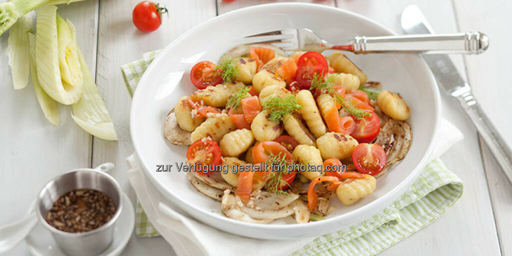 Lauwarmer Gnocchi-Salat mit Räucherlachs und mariniertem Fenchel - http://www.kochabo.at/lauwarmer-gnocchi-salat-mit-geraeuchertem-lachs/, © kochabo.at (05.05.2014) 