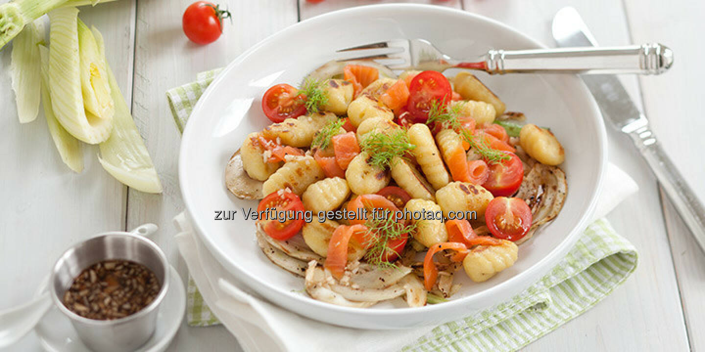 Lauwarmer Gnocchi-Salat mit Räucherlachs und mariniertem Fenchel - http://www.kochabo.at/lauwarmer-gnocchi-salat-mit-geraeuchertem-lachs/