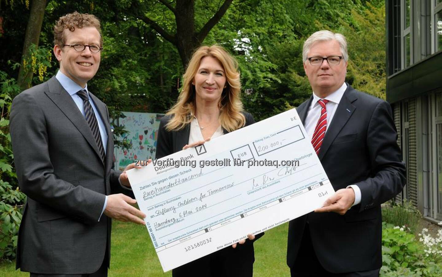 Die Deutsche Bank unterstützt die Children for Tomorrow Stiftung von Stefanie Graf und hat heute eine Spende von 200.000 Euro übergeben. Ziel der Stiftung ist es, Kinder und Familien, die Opfer von Krieg, Verfolgung und organisierter Gewalt wurden, zu unterstützen.  Source: http://facebook.com/DeutscheBank