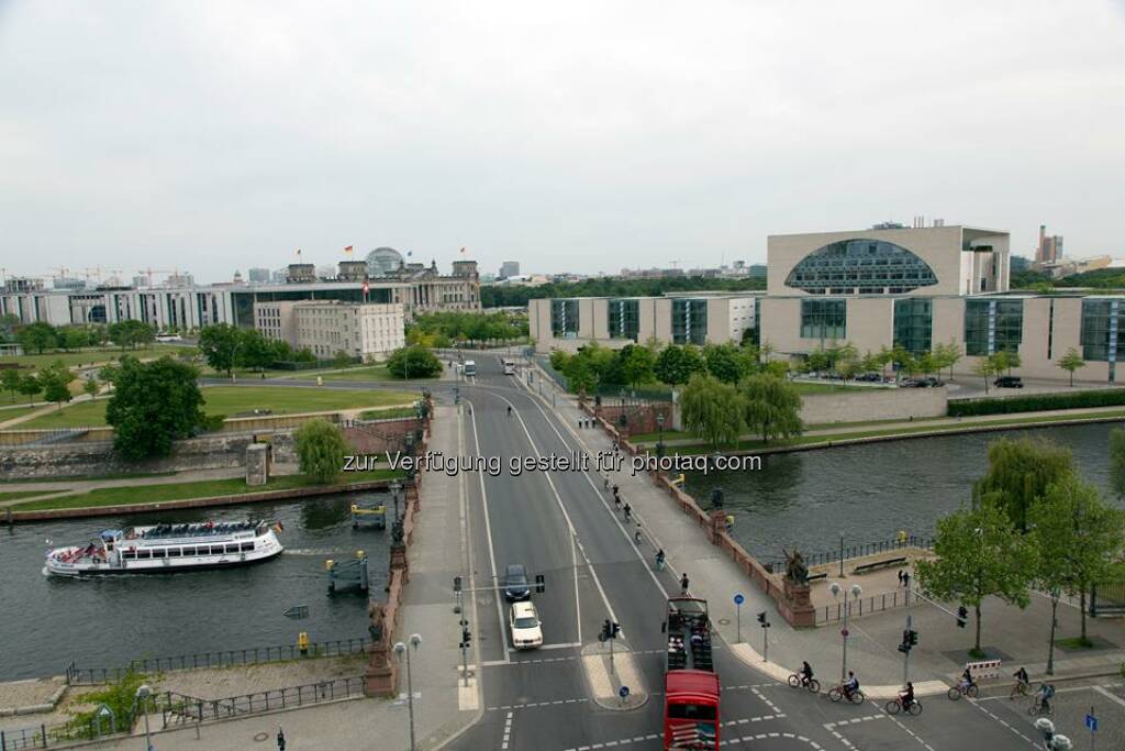 CA Immo: Mit der Bundeskanzlerin auf Augenhöhe - John F. Kennedy Haus in Berlin feiert Richtfest - 12.850 m³ Beton, 3.900 m² Mauerwerk, 7.100 St. Dübelleisten, 1.900 t Stahl und 150 t Bewehrungsmatten wurden verbaut damit CA Immo heute gemeinsam mit über 150 Bauleuten sowie den Planern den Planern, Gutachtern und künftigen Mietern Richtfest für das John F. Kennedy Haus in Berlin feiern konnte. 
Bereits im ersten Quartal 2015 wird das als Green Building realisierte John F. Kennedy Haus fertiggestellt sein. 
Weitere Informationen zum Gebäude: www.kennedyhaus-berlin.de  Source: http://facebook.com/caimmobilien (06.05.2014) 