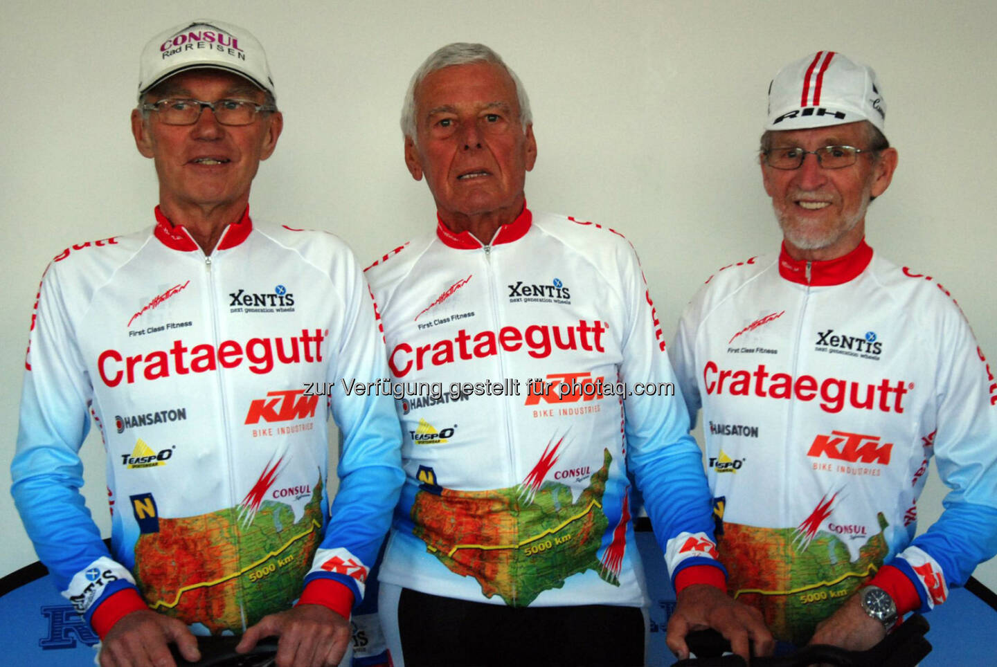 Drei Österreicher und ein Deutscher im Alter von 66 bis 78 Jahren nehmen im Juni 2014 am Race Across America über 5.000 Kilometer quer durch die USA teil. Im Manhattan Fitness bereiten sie sich auf die sportliche Herausforderung vor. Herbert Lackner (74), Anton Gierer (78), Josef Schalk (68).