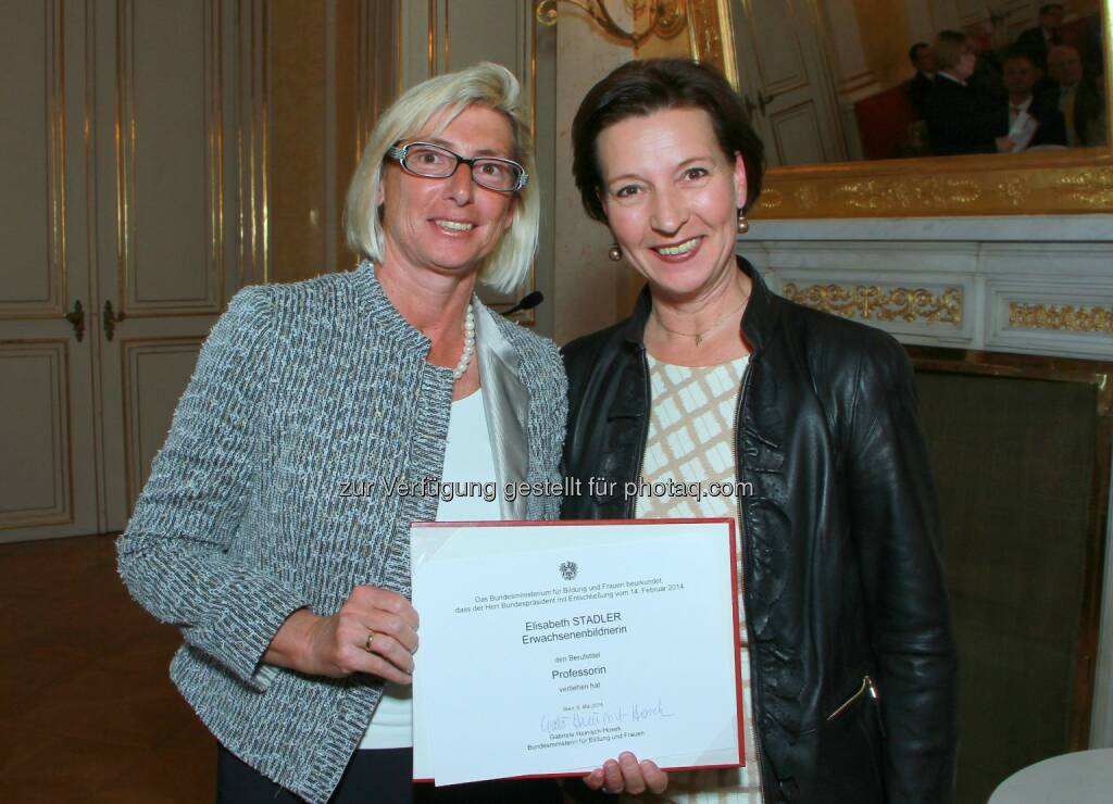 Elisabeth Stadler, Vorstandsvorsitzende Ergo Austria International AG erhält Professorentitel, hier mit Bundesministerin Gabriele Heinisch-Hosek bei der Urkundenverleihung 
, © Aussendung (07.05.2014) 