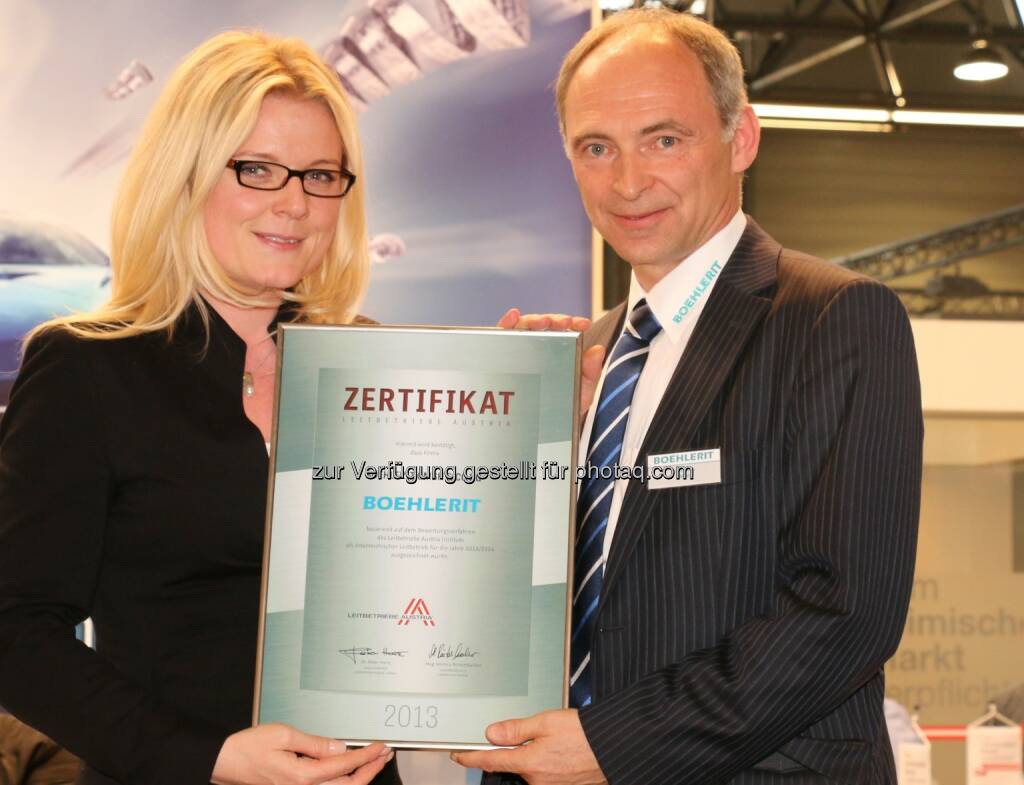 Monica Rintersbacher (Gsf. Leitbetriebe Austria) übergibt die Auszeichnung an Johann Werl (Geschäftsführer von Boehlerit Kapfenberg) - Auf der intertool, Fachmesse für Fertigungstechnik in Wien, bekam der Hartmetallspezialist Boehlerit Kapfenberg im Beisein nationaler und internationaler Kunden die Auszeichnung Leitbetrieb Austria verliehen. (Bild: Ferstl/Boehlerit), © Aussendung (09.05.2014) 