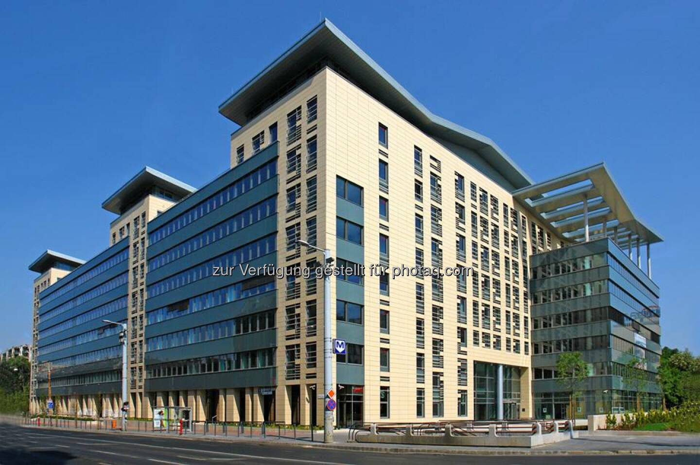 Captial Square (CA Immo) in Budapest mit LEED Gold-Zertifikat für Bestandsgebäude ausgezeichnet - Die 32.500 m² Bruttogrundfläche umfassende Büroimmobilie Capital Square wurde im Sommer 2009 fertig gestellt und mit dem Construction & Investment Journal (CIJ)-Award als „Beste Büroentwicklung” des Jahres 2009 ausgezeichnet. (Bild CA Immo)