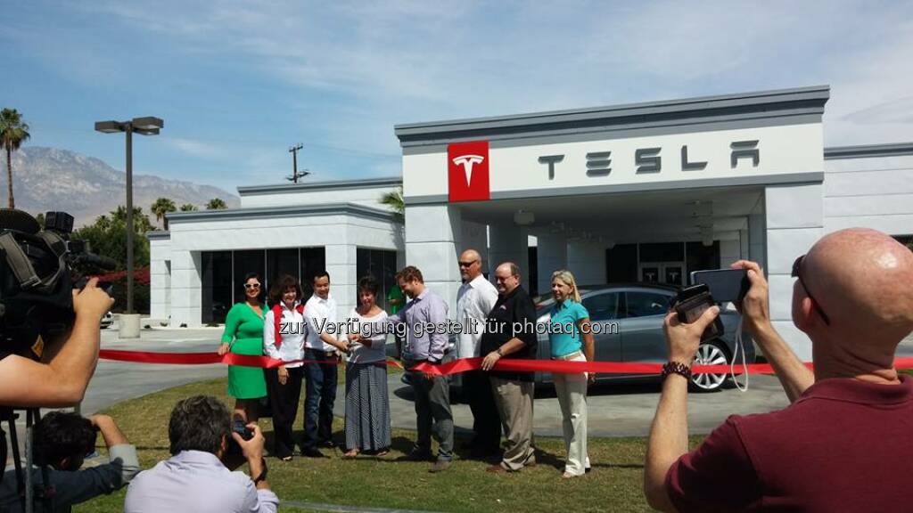 Tesla The desert is getting green. Our Palm Springs Sales and Service Center is now open  Source: http://facebook.com/teslamotors (10.05.2014) 