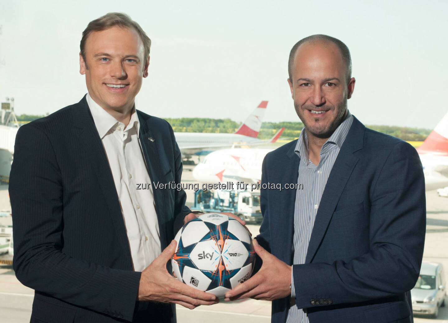 Gerald Mondl (Head of Sales Business Solutions Sky Österreich) und Adil Raihani (Leiter Center Management Flughafen Wien), anlässlich Sky Österreich und Flughafen Wien kooperieren: Das Live-Sport-Programm ab Mai im gesamten Passagierbereich empfangbar (Bild: Sky Österreich)